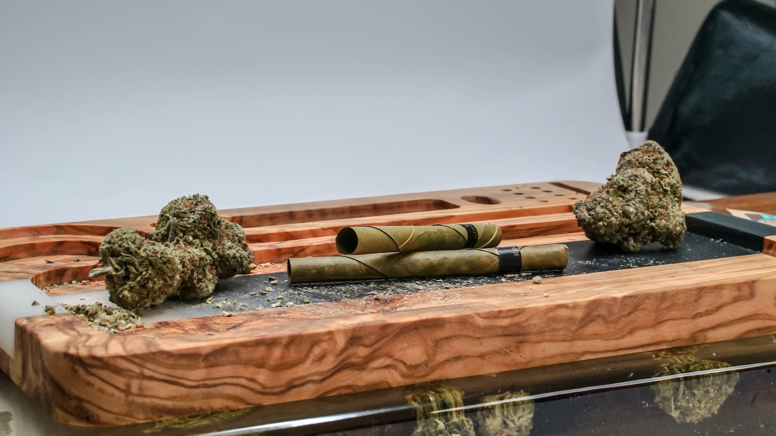 Rolling Up THCa Flower | Photo by 2H